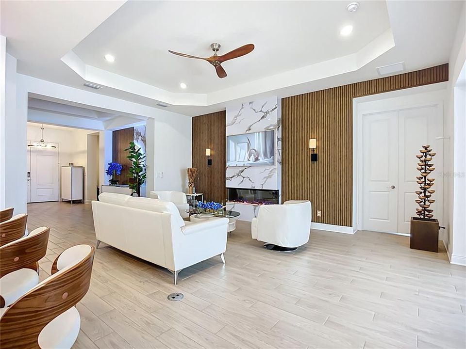 合同活跃: $599,900 (4 贝兹, 2 浴室, 2425 平方英尺)