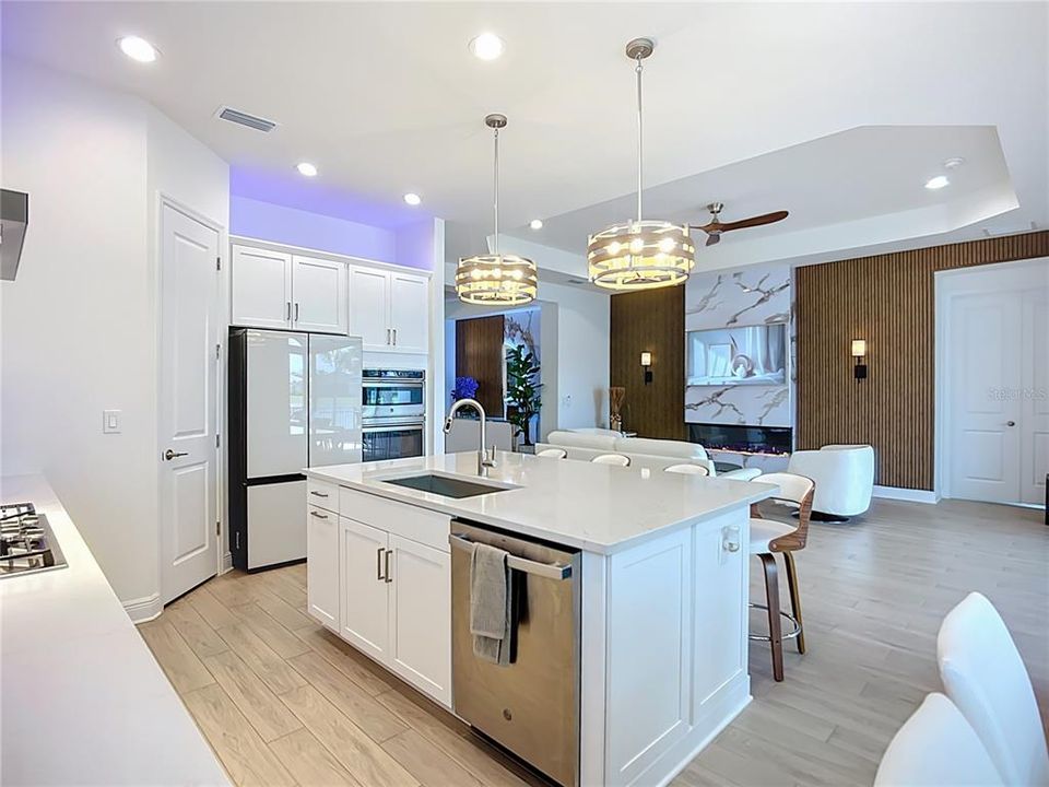 合同活跃: $599,900 (4 贝兹, 2 浴室, 2425 平方英尺)