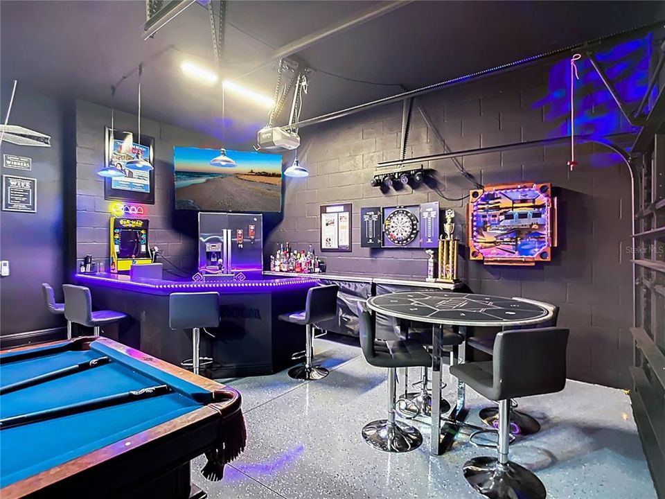 合同活跃: $599,900 (4 贝兹, 2 浴室, 2425 平方英尺)