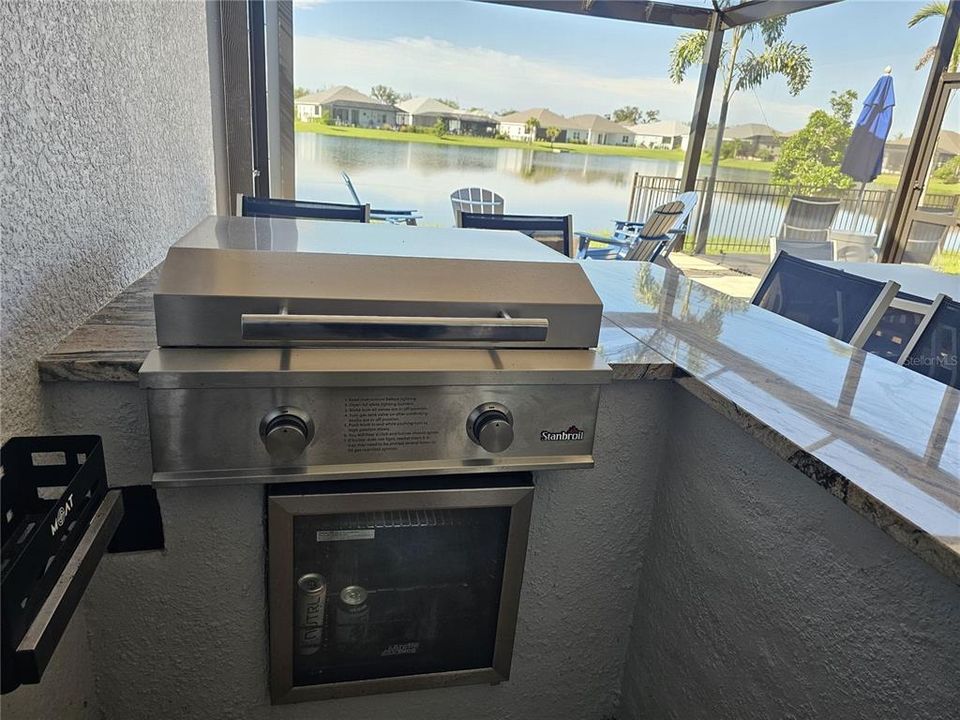 合同活跃: $599,900 (4 贝兹, 2 浴室, 2425 平方英尺)