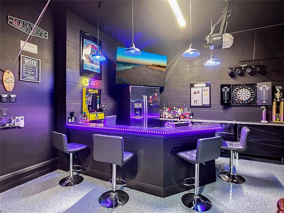 合同活跃: $599,900 (4 贝兹, 2 浴室, 2425 平方英尺)