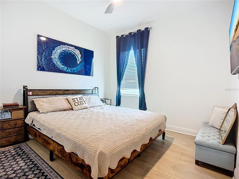 合同活跃: $599,900 (4 贝兹, 2 浴室, 2425 平方英尺)