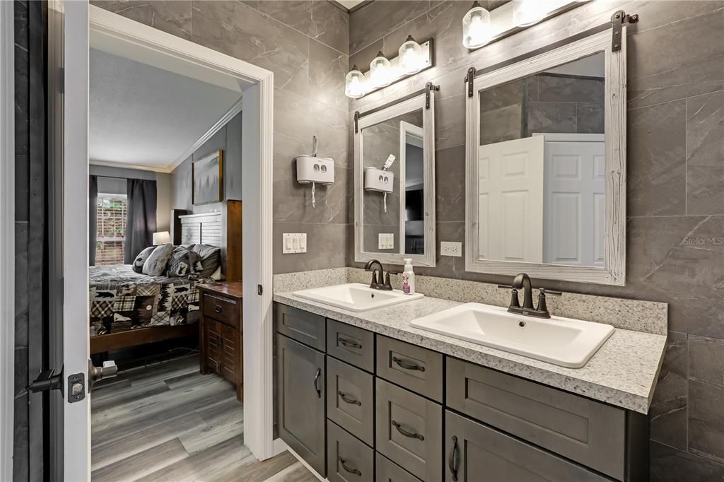 待售: $285,000 (4 贝兹, 2 浴室, 2356 平方英尺)