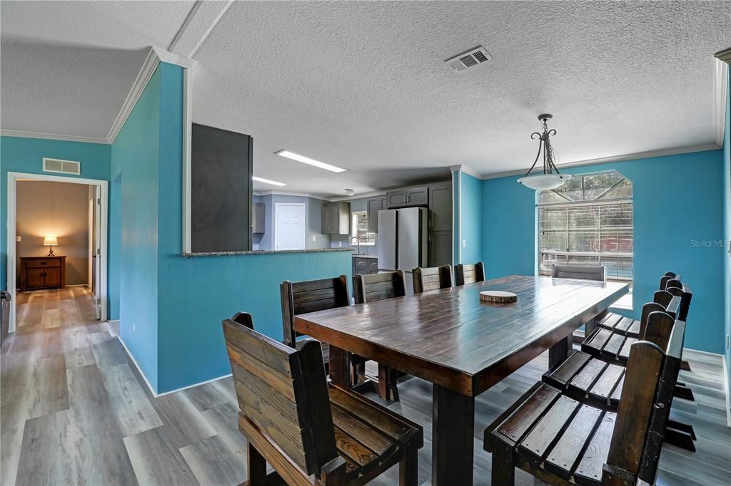 待售: $285,000 (4 贝兹, 2 浴室, 2356 平方英尺)