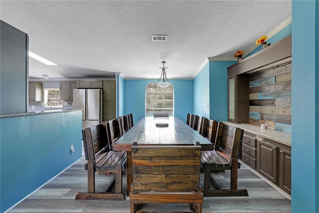 待售: $285,000 (4 贝兹, 2 浴室, 2356 平方英尺)