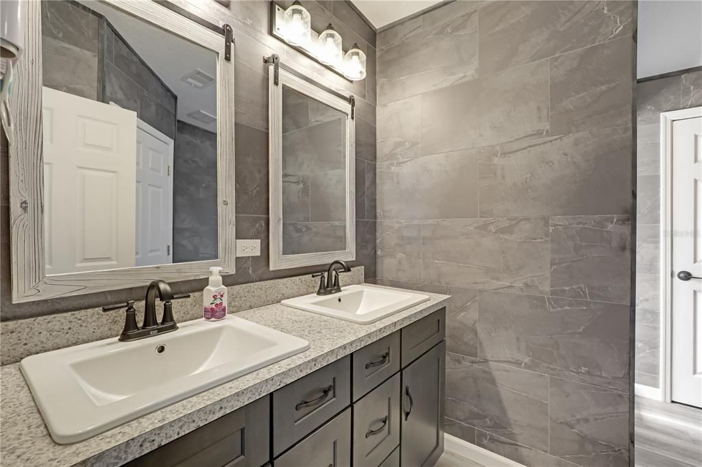 待售: $285,000 (4 贝兹, 2 浴室, 2356 平方英尺)