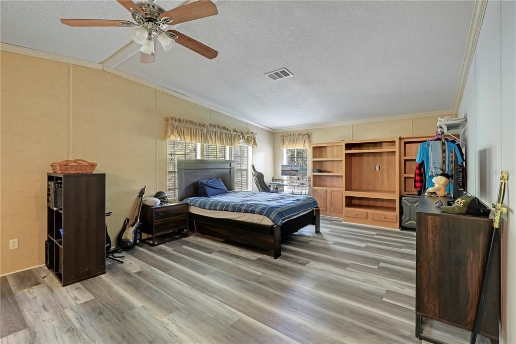 待售: $285,000 (4 贝兹, 2 浴室, 2356 平方英尺)