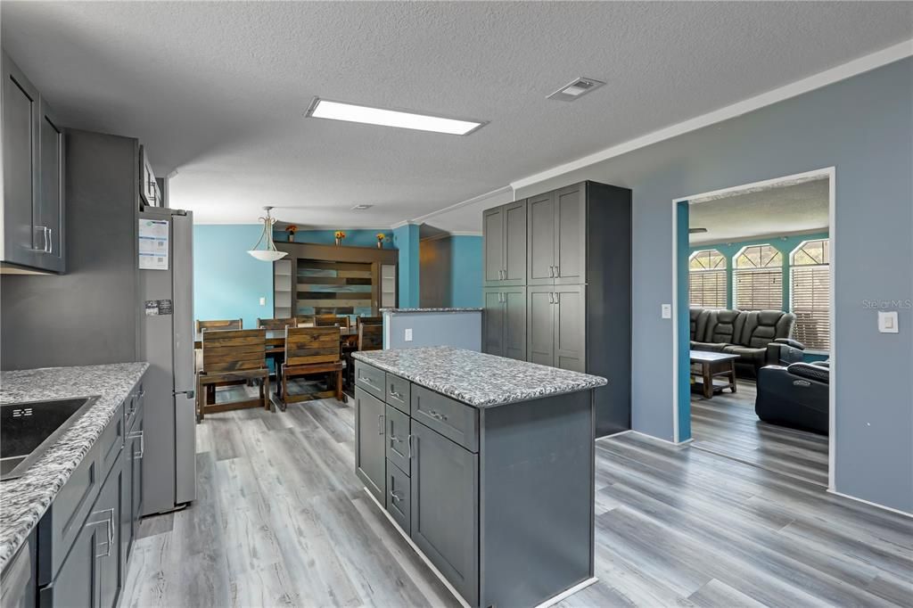 待售: $285,000 (4 贝兹, 2 浴室, 2356 平方英尺)