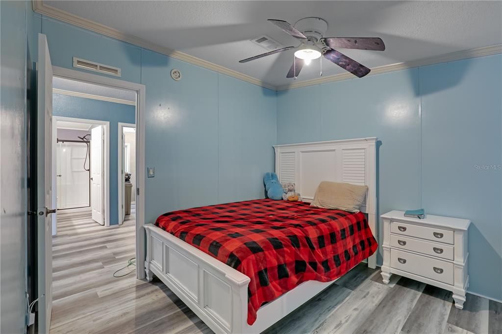 待售: $285,000 (4 贝兹, 2 浴室, 2356 平方英尺)