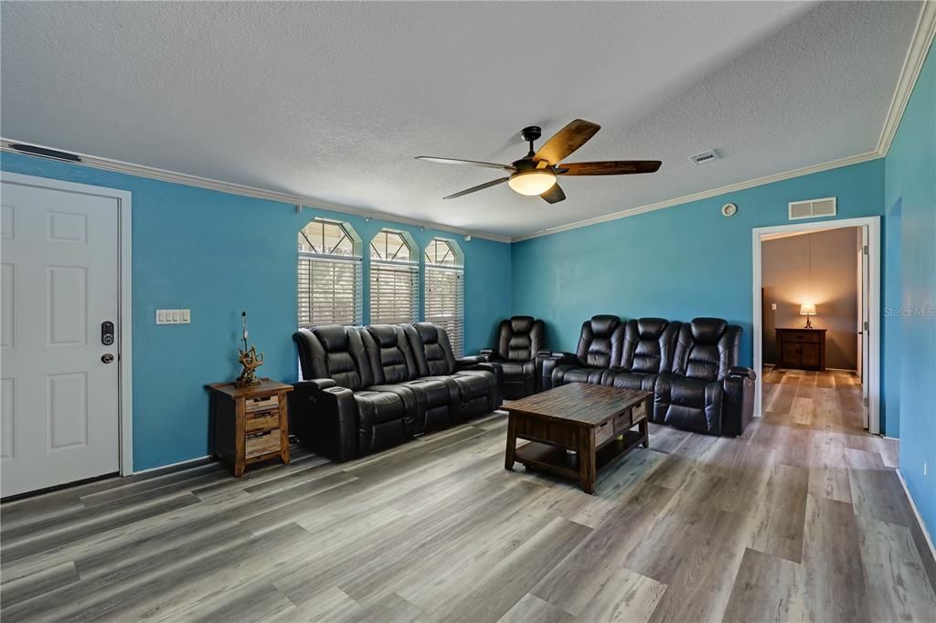 待售: $285,000 (4 贝兹, 2 浴室, 2356 平方英尺)