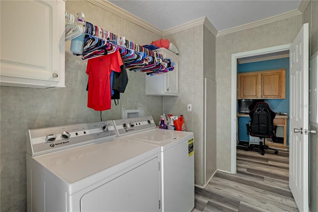 待售: $285,000 (4 贝兹, 2 浴室, 2356 平方英尺)