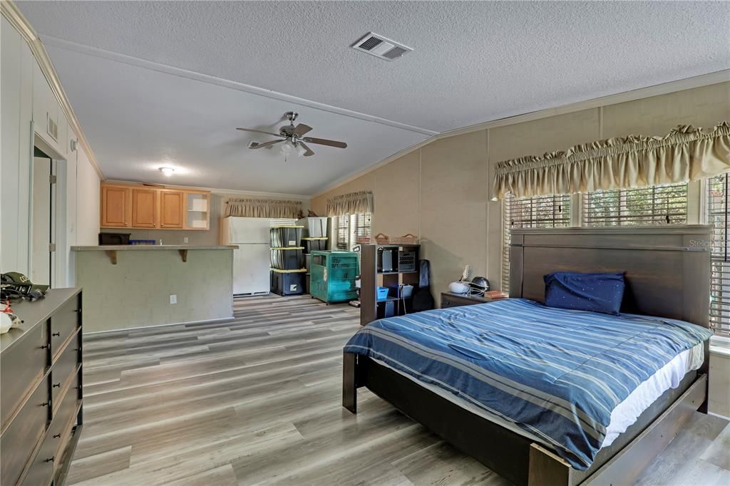 待售: $285,000 (4 贝兹, 2 浴室, 2356 平方英尺)