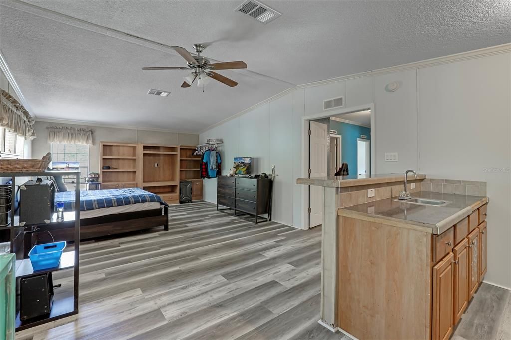 待售: $285,000 (4 贝兹, 2 浴室, 2356 平方英尺)