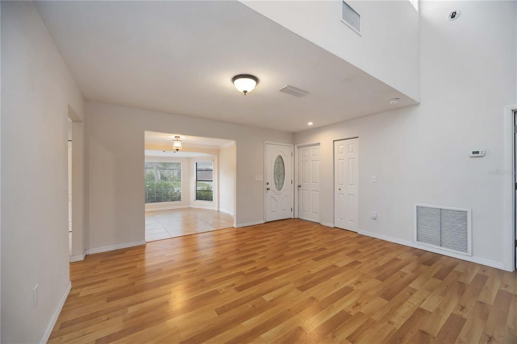 出租: $3,100 (3 贝兹, 2 浴室, 1890 平方英尺)