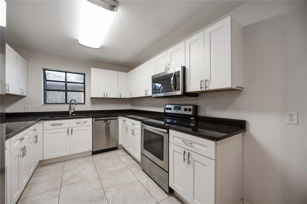 出租: $3,100 (3 贝兹, 2 浴室, 1890 平方英尺)