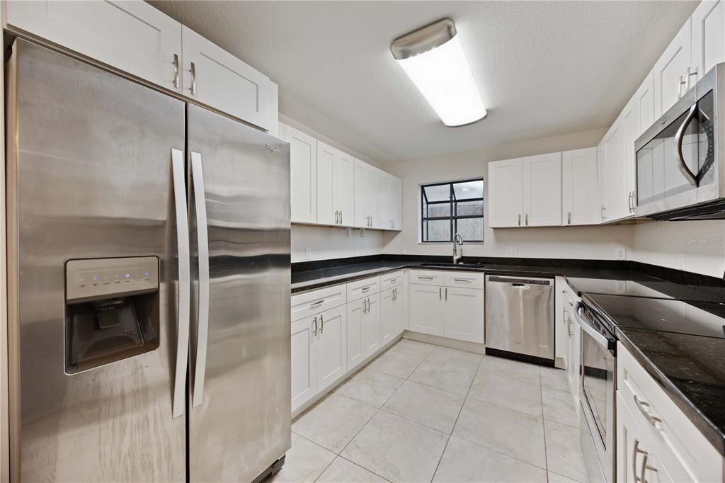 出租: $3,100 (3 贝兹, 2 浴室, 1890 平方英尺)