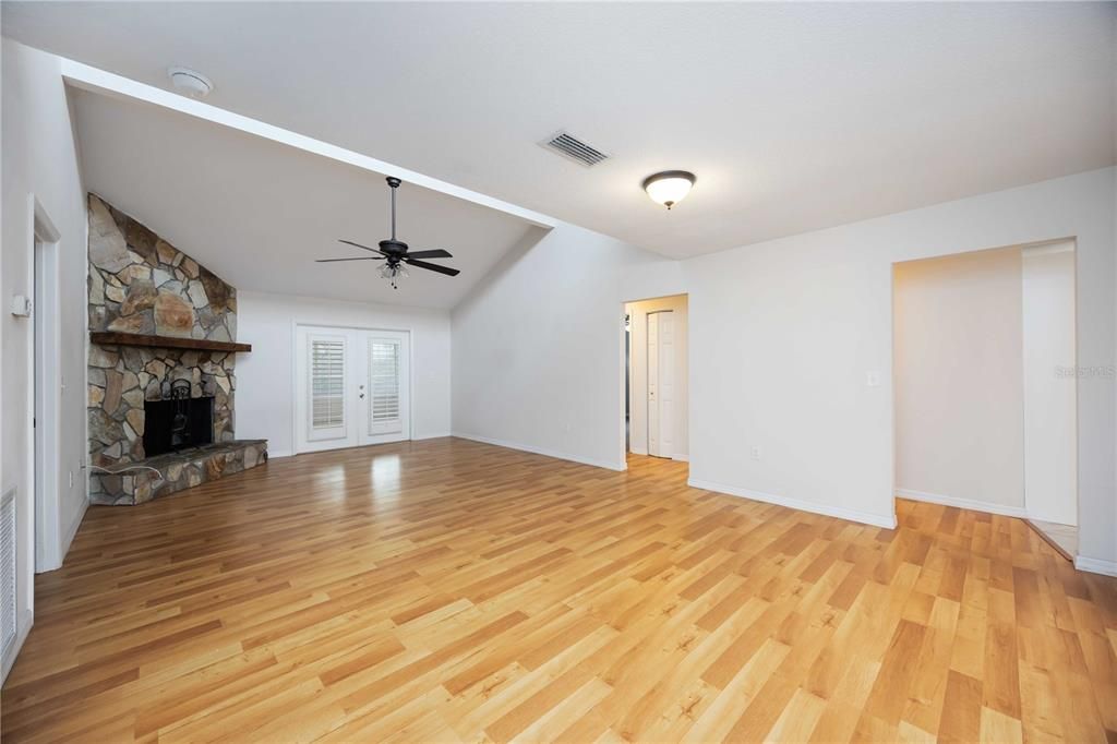 出租: $3,100 (3 贝兹, 2 浴室, 1890 平方英尺)