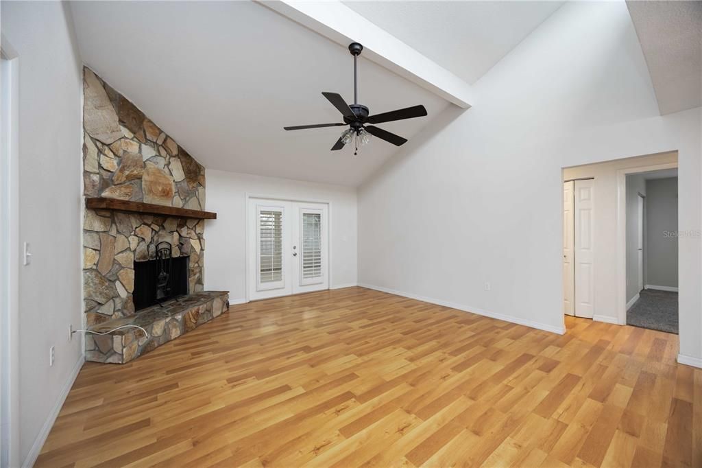 出租: $3,100 (3 贝兹, 2 浴室, 1890 平方英尺)