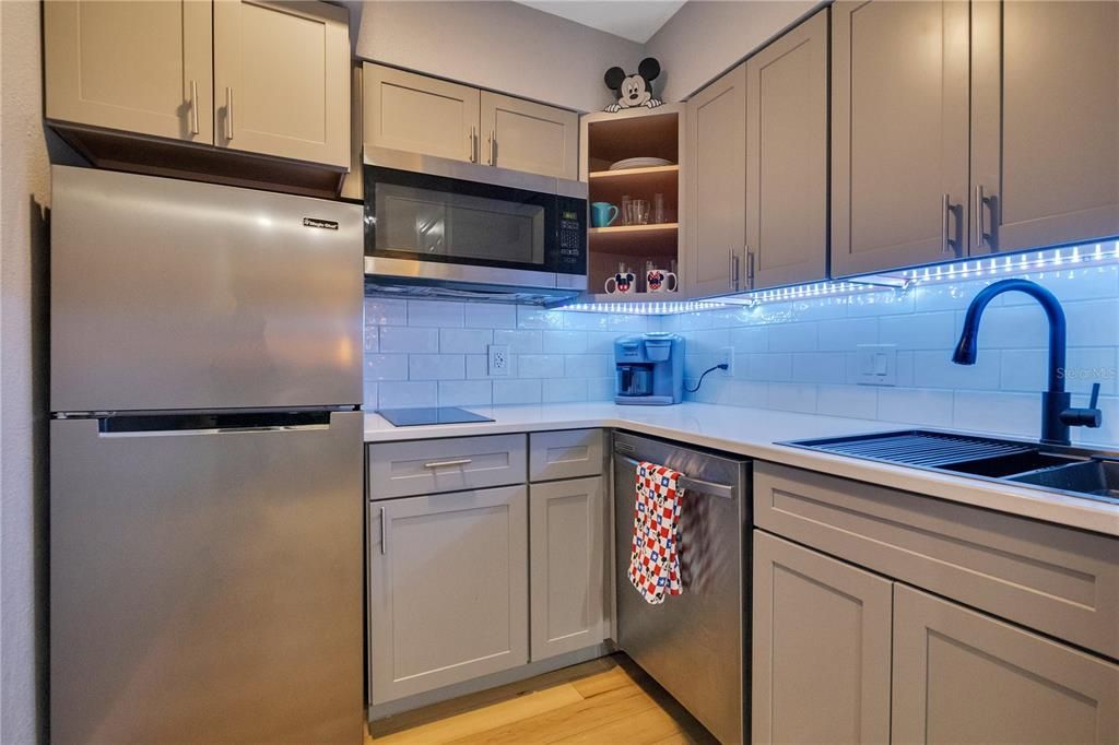 For Sale: $150,000 (1 beds, 1 baths, 648 Square Feet)