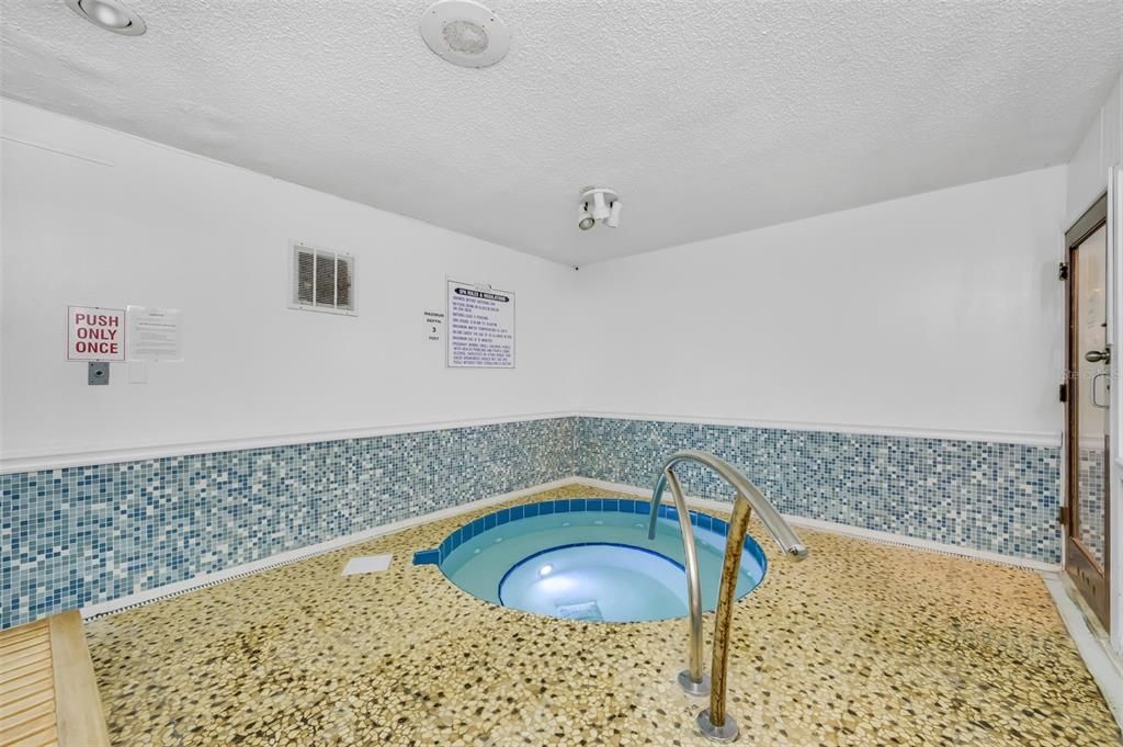 For Sale: $325,000 (1 beds, 1 baths, 665 Square Feet)