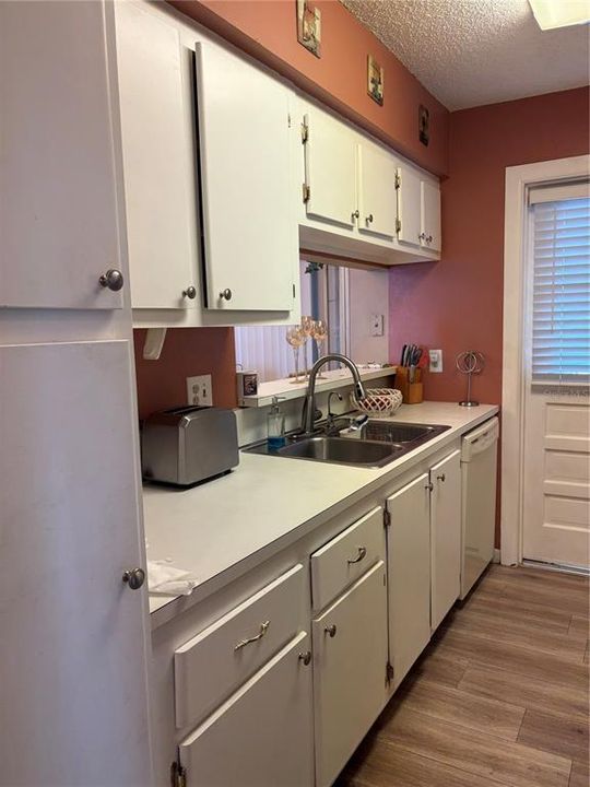 For Sale: $325,000 (1 beds, 1 baths, 665 Square Feet)