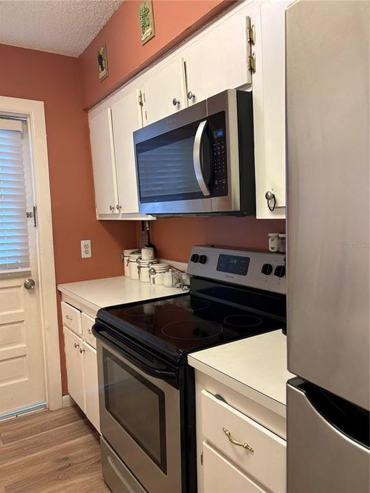 For Sale: $325,000 (1 beds, 1 baths, 665 Square Feet)