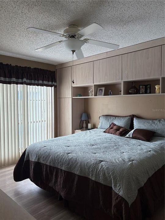 For Sale: $325,000 (1 beds, 1 baths, 665 Square Feet)