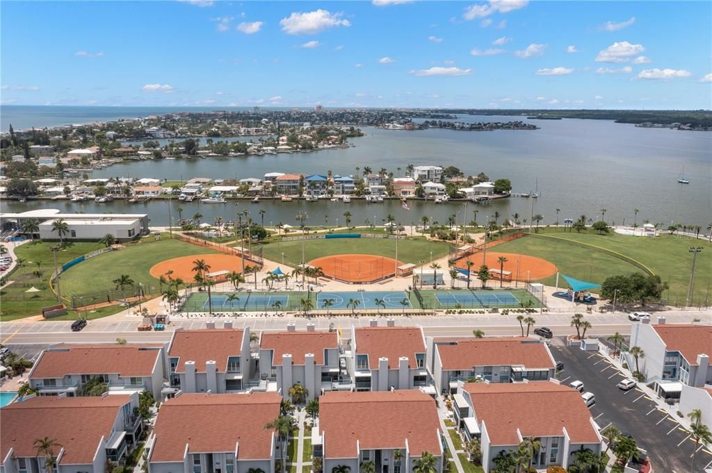 For Sale: $325,000 (1 beds, 1 baths, 665 Square Feet)