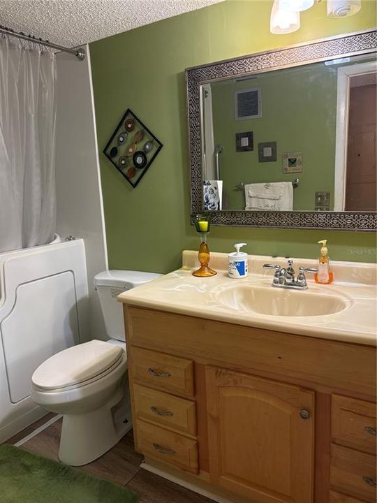 For Sale: $325,000 (1 beds, 1 baths, 665 Square Feet)