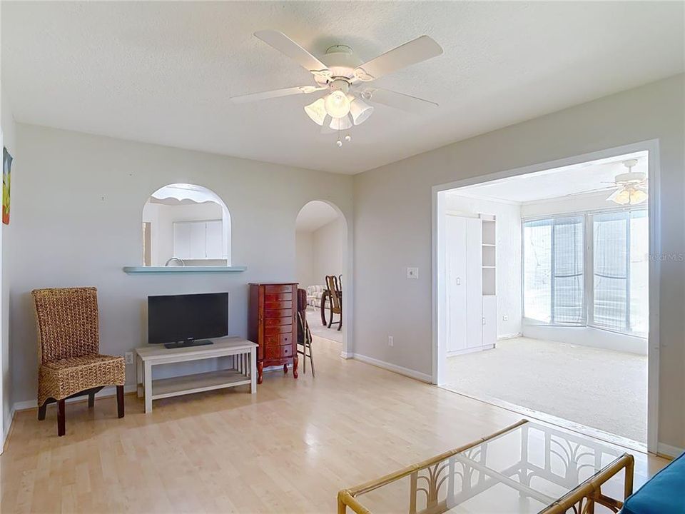 Под контрактом: $235,000 (2 спален, 2 ванн, 1800 Квадратных фут)