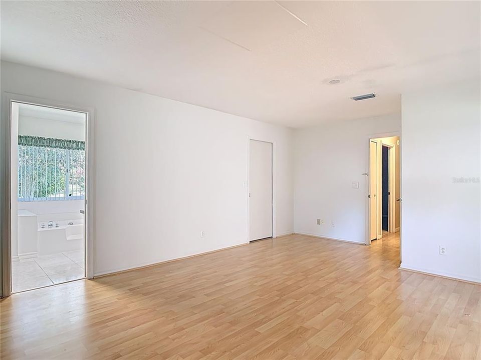 Под контрактом: $235,000 (2 спален, 2 ванн, 1800 Квадратных фут)