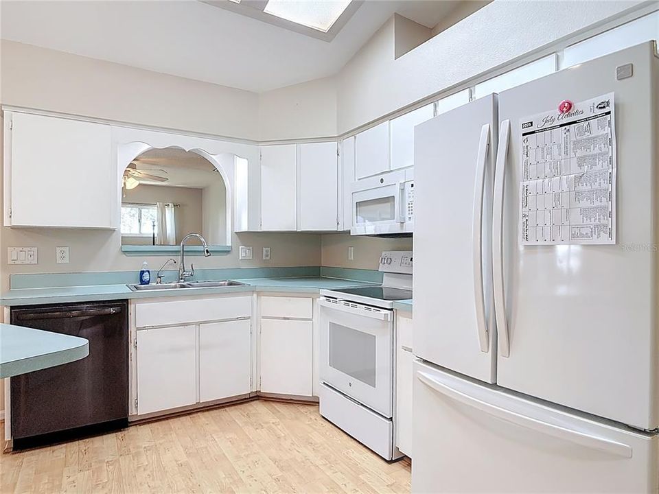 Под контрактом: $235,000 (2 спален, 2 ванн, 1800 Квадратных фут)