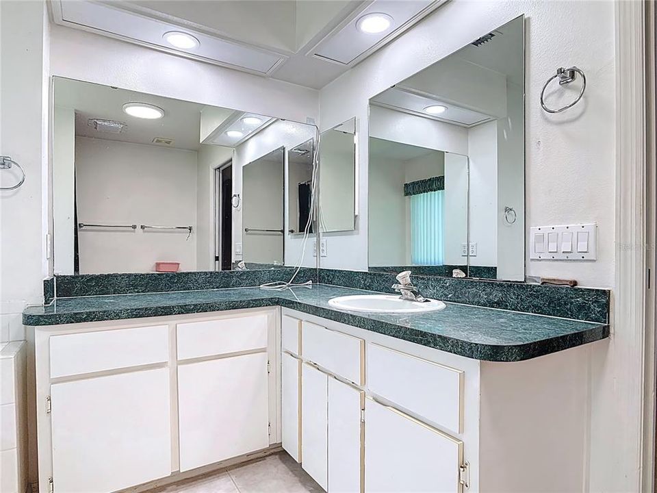 Под контрактом: $235,000 (2 спален, 2 ванн, 1800 Квадратных фут)