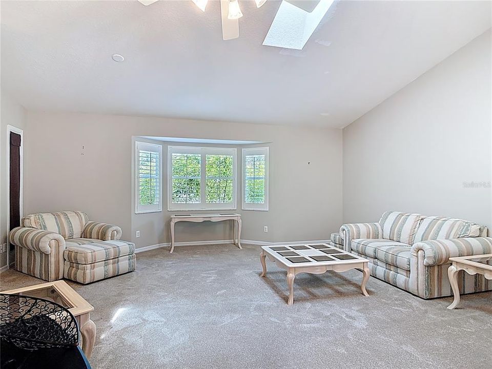 Под контрактом: $235,000 (2 спален, 2 ванн, 1800 Квадратных фут)