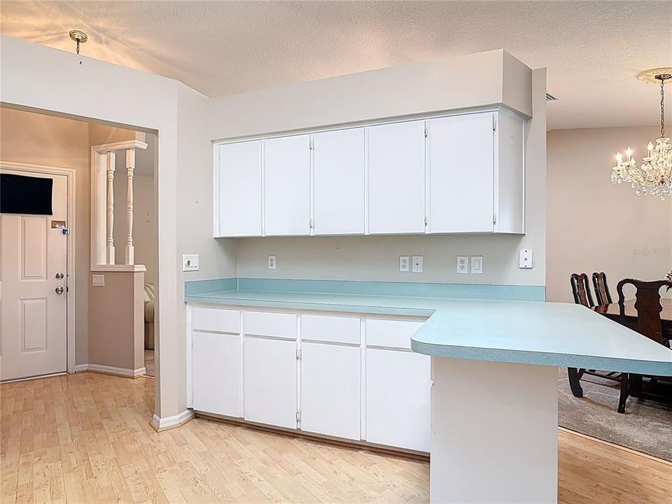 Под контрактом: $235,000 (2 спален, 2 ванн, 1800 Квадратных фут)