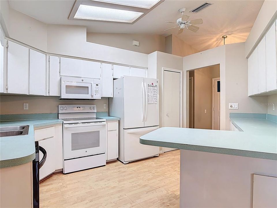 Под контрактом: $235,000 (2 спален, 2 ванн, 1800 Квадратных фут)