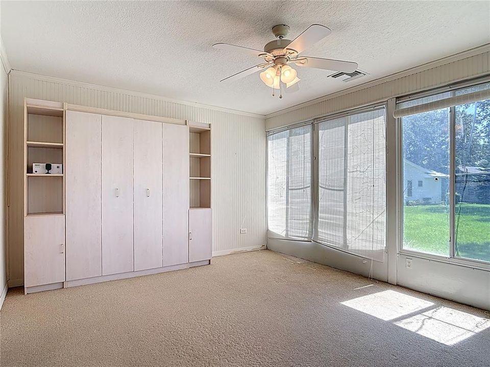 Под контрактом: $235,000 (2 спален, 2 ванн, 1800 Квадратных фут)