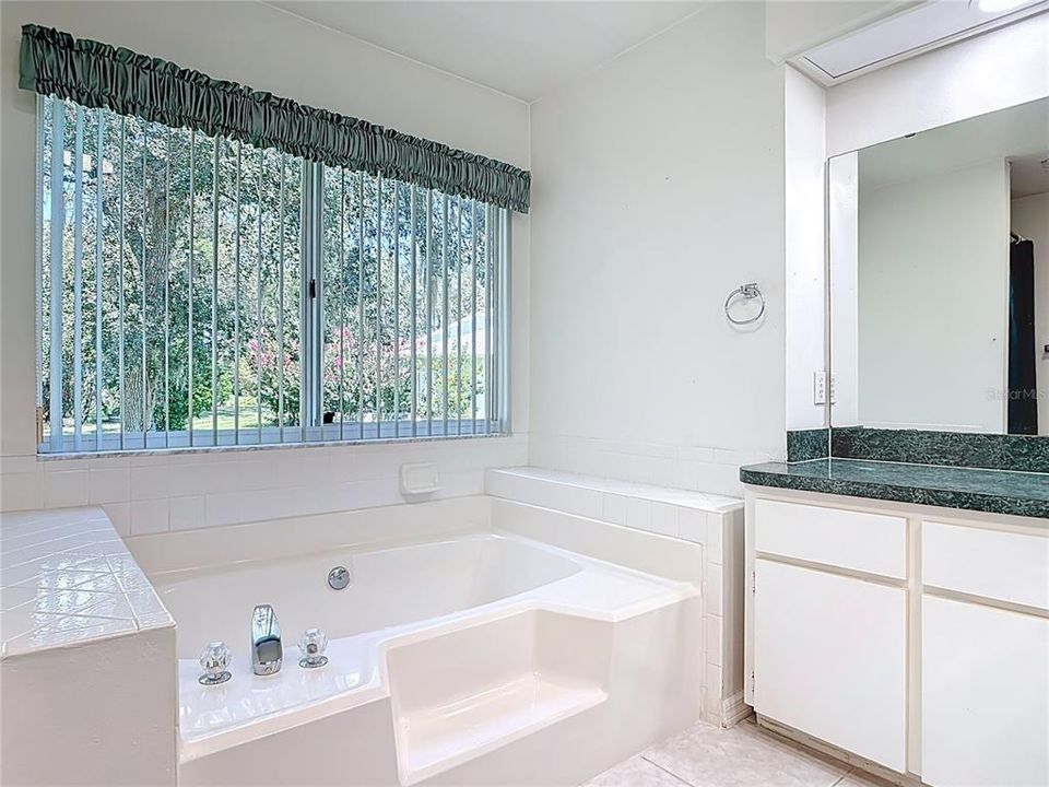 Под контрактом: $235,000 (2 спален, 2 ванн, 1800 Квадратных фут)