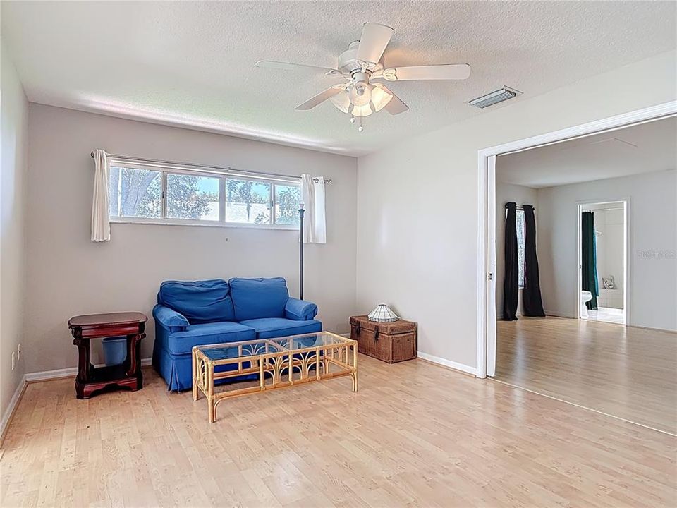 Под контрактом: $235,000 (2 спален, 2 ванн, 1800 Квадратных фут)