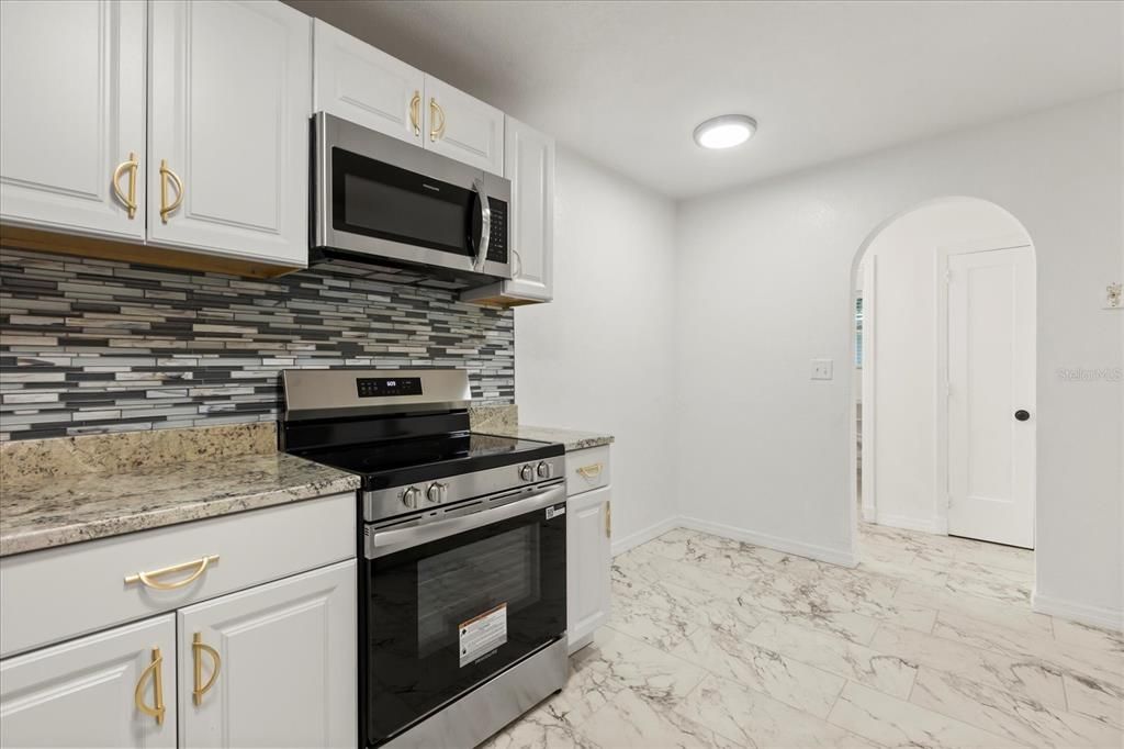 Activo con contrato: $298,000 (3 camas, 2 baños, 2042 Pies cuadrados)