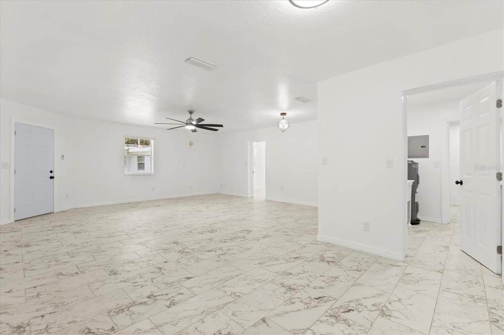 Activo con contrato: $298,000 (3 camas, 2 baños, 2042 Pies cuadrados)