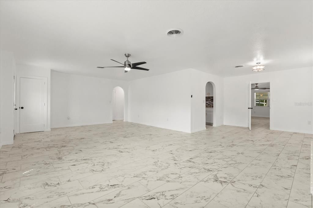 Activo con contrato: $298,000 (3 camas, 2 baños, 2042 Pies cuadrados)