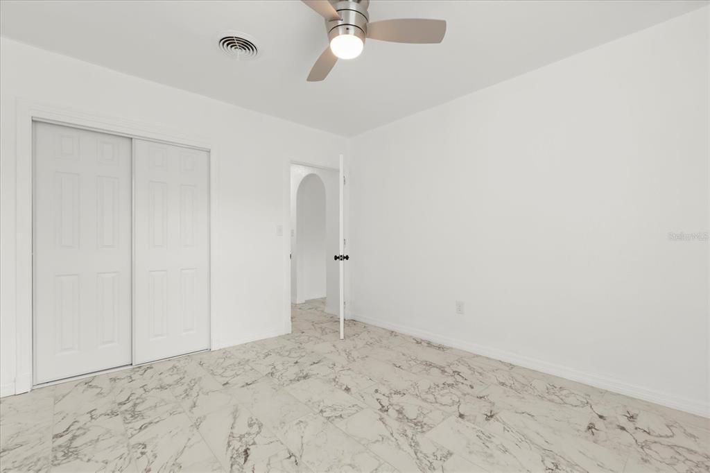 Activo con contrato: $298,000 (3 camas, 2 baños, 2042 Pies cuadrados)