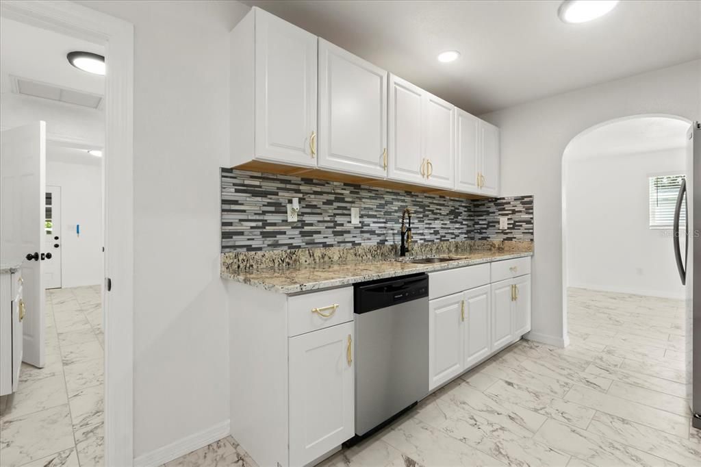 Activo con contrato: $298,000 (3 camas, 2 baños, 2042 Pies cuadrados)