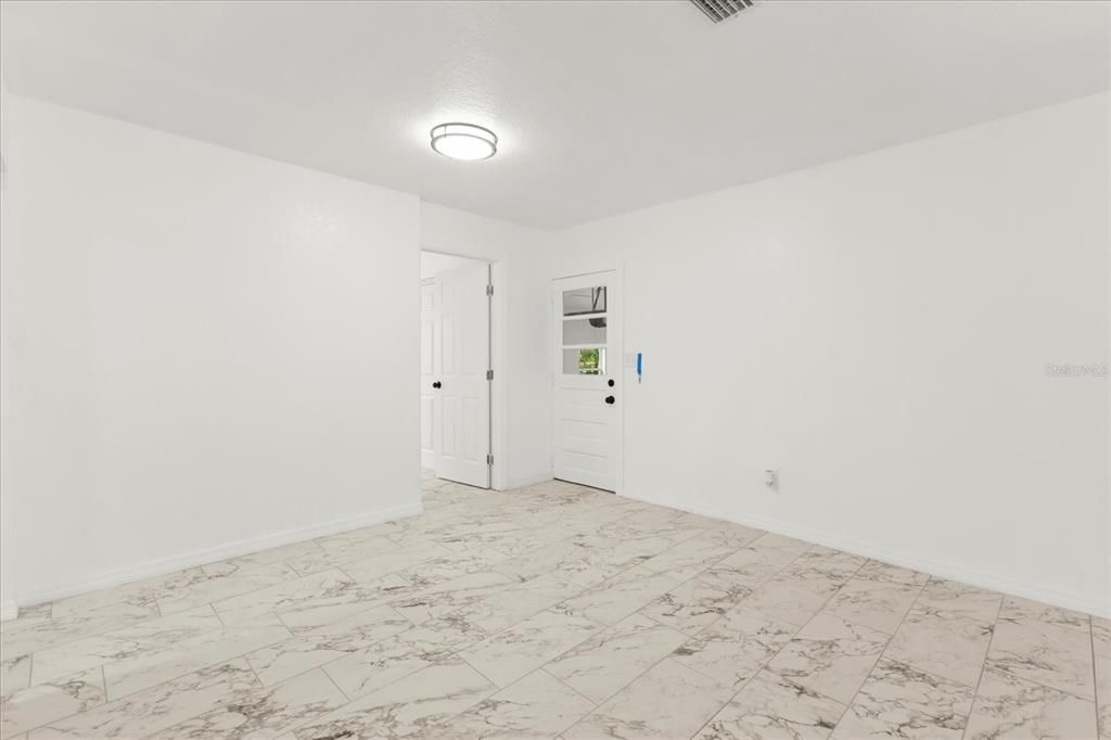 Activo con contrato: $298,000 (3 camas, 2 baños, 2042 Pies cuadrados)