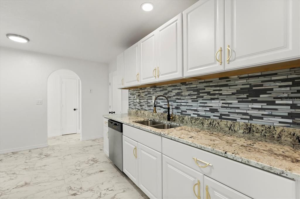 Activo con contrato: $298,000 (3 camas, 2 baños, 2042 Pies cuadrados)