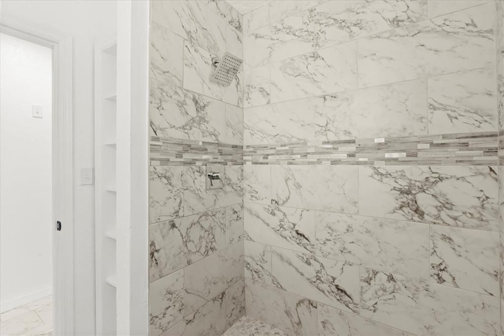 Activo con contrato: $298,000 (3 camas, 2 baños, 2042 Pies cuadrados)