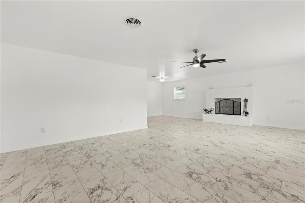 Activo con contrato: $298,000 (3 camas, 2 baños, 2042 Pies cuadrados)