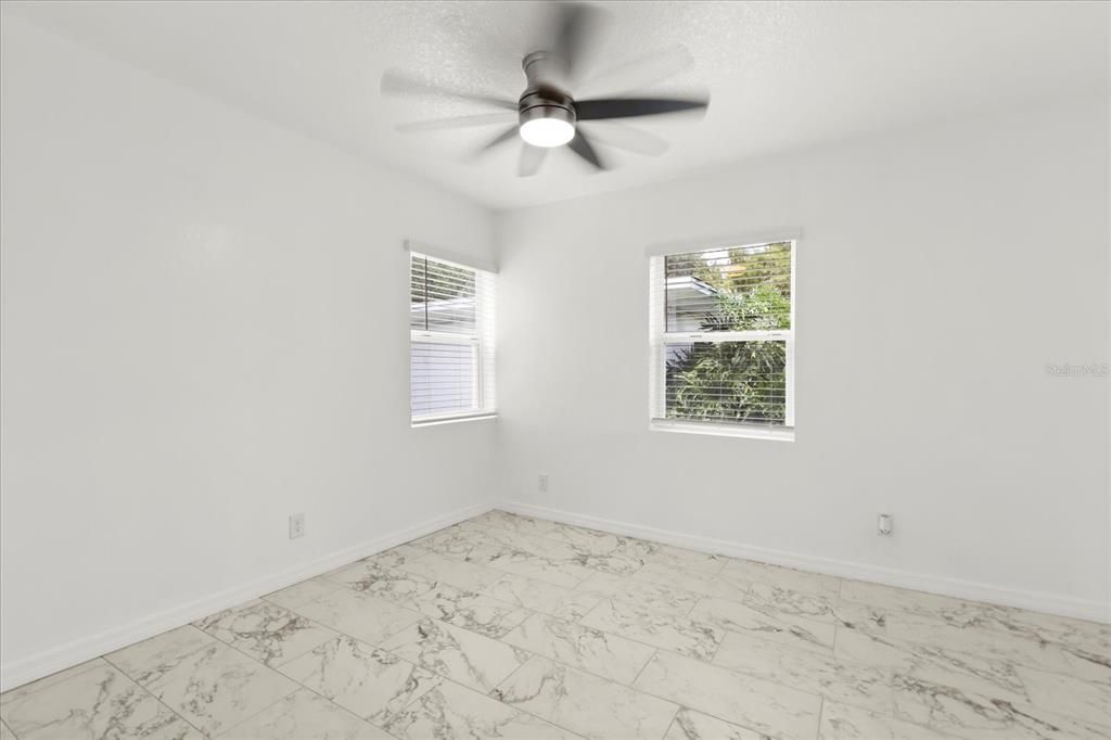 Activo con contrato: $298,000 (3 camas, 2 baños, 2042 Pies cuadrados)