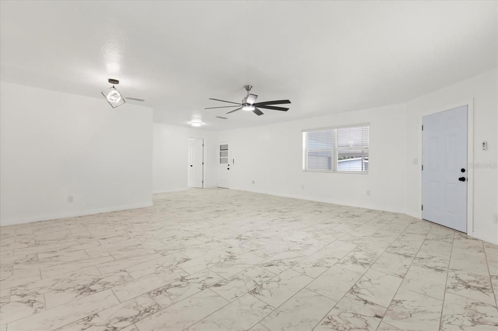 Activo con contrato: $298,000 (3 camas, 2 baños, 2042 Pies cuadrados)